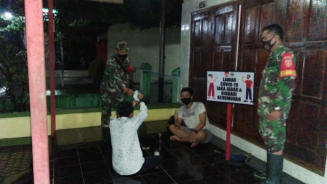 Patroli Pengawasan dan Penegakan Prokes, Babinsa Karangmalang Sosialisasi PPKM Mikro
