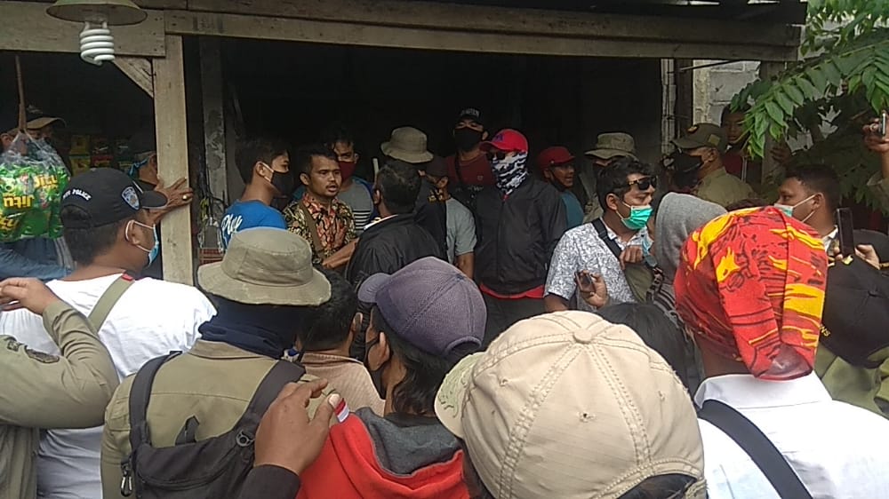 Segel Rumah Sengketa di Semarang, Satpol PP dan Warga Abaikan Prokes