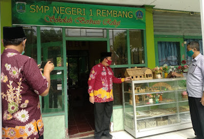 Melihat Karya Siswa