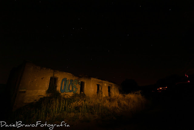 Fotografía nocturna edificio en ruinas pintado su exterior 