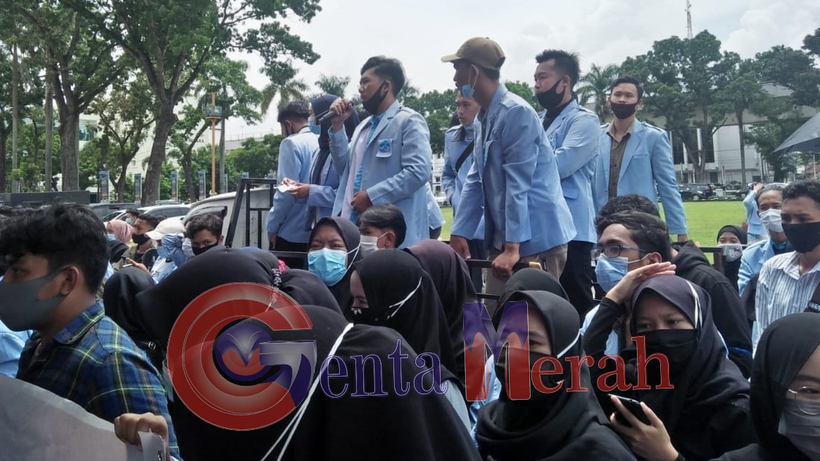 Minta Rekannya Dibebaskan, Ratusan Mahasiswa Merangsek Gedung Pemprov Sumsel Minta Rekannya Dibebaskan, Ratusan Mahasiswa Merangsek Gedung Pemprov Sumsel