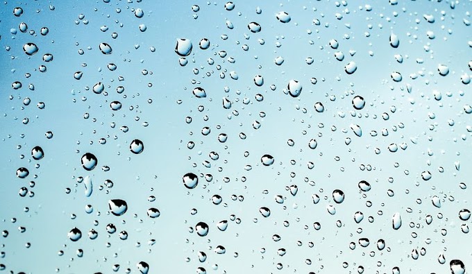 5 Manfaat Mandi Dengan Air Hujan