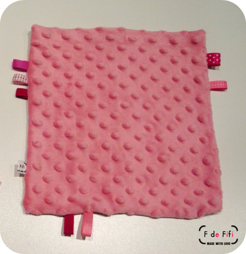 Doudou rosa y de lunares, tela minky dots, trapito de apego