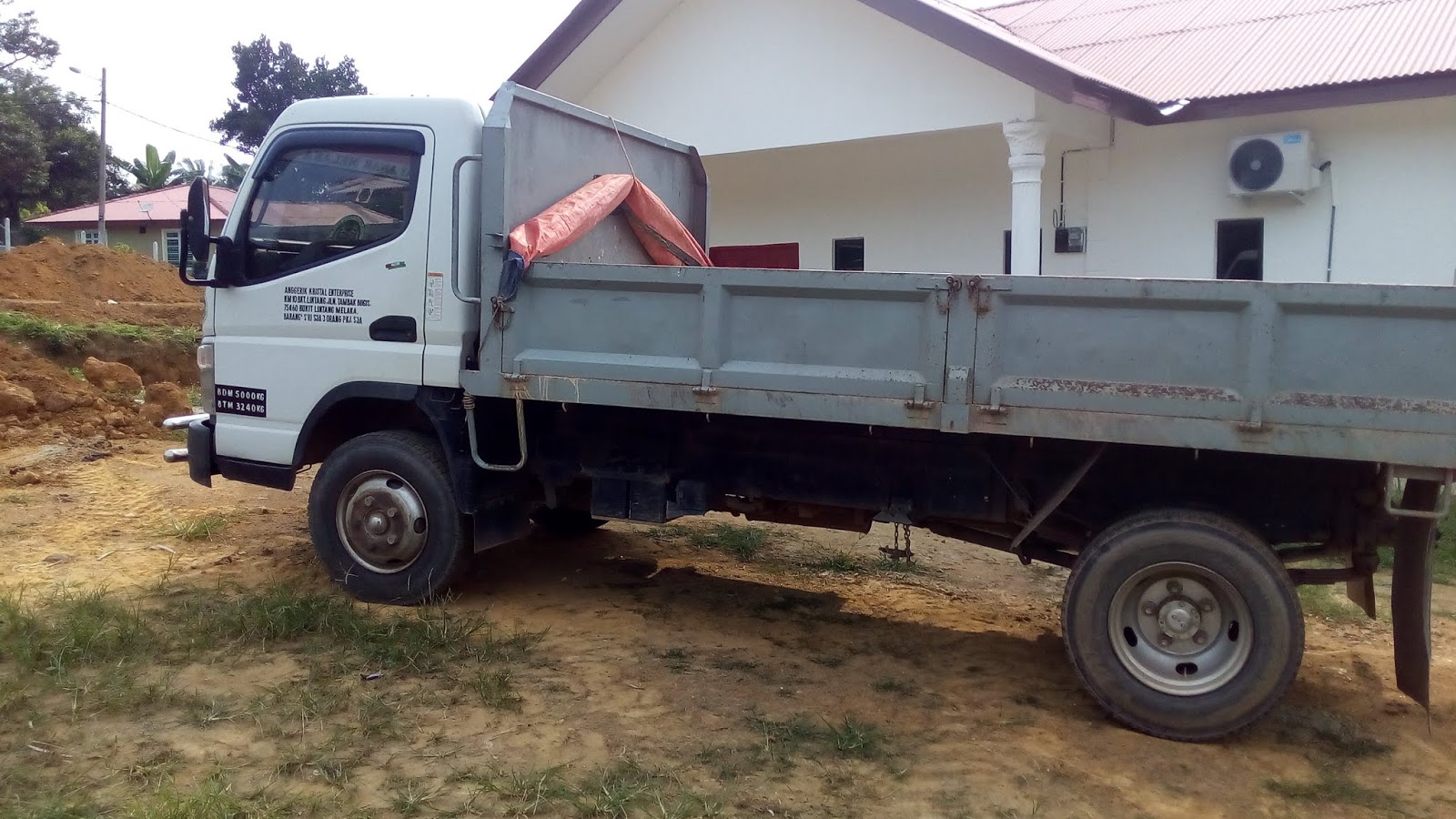 Sewa backhoe dan Lori 5 tan