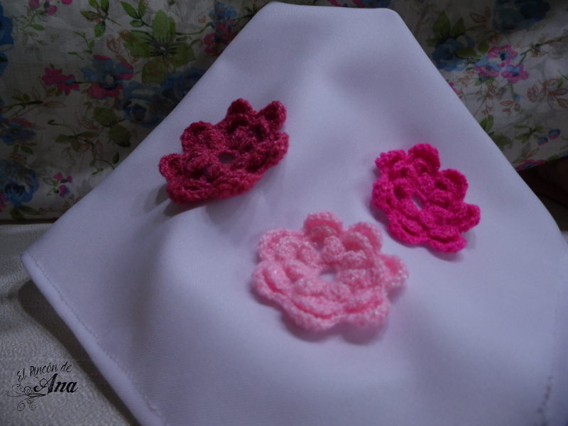 Servilleta con flores tejidas