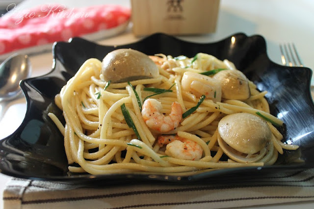 Spaghetti With Prawns, Clams and Scallops