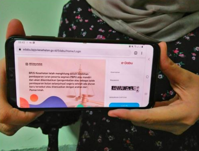 Mojokerto - Adanya pandemi Covid-19 tidak menjadi penghalang badan usaha untuk patuh dalam mendaftarkan usaha dan pekerjanya sebagai peserta Jaminan Kesehatan Nasional – Kartu Indonesia Sehat (JKN-KIS). Yulaikah (34), perwakilan CV. Chusnan Maju Jaya menyatakan bahwa setiap perusahaan menyadari kewajibannya untuk mendaftarkan usaha dan pekerja sebagai peserta JKN KIS.  “Saya dihubungi lewat telepon oleh Relationship Officer BPJS Kesehatan, Saya sudah mau daftar BPJS Kesehatan bu, hanya saja masih Covid-19 jadi belum bisa ke sana,” kata Yulaikah.  Yulaikah menceritakan bahwa perusahaan tempatnya bekerja melakukan pengajuan ijin usaha melalui OSS sejak bulan Februari 2020, tapi belum sempat berkunjung ke BPJS Kesehatan untuk mendaftar.  “Rupanya, pihak BPJS Kesehatan cepat tanggap. Bulan Maret 2020 saya dihubungi petugas BPJS Kesehatan terkait informasi pendaftaran badan usaha. Penjelasannya cukup detail, dan kami baru paham ternyata mendaftarkan badan usaha di BPJS Kesehatan sebenarnya tidak perlu datang ke kantor melainkan bisa melalui email maupun kanal online. Meskipun tanpa tatap muka, alhamdulillah akhirnya saya bisa mendaftarkan badan usaha saya dengan mudah, dan mulai terdaftar sebagai peserta per 1 April 2020. Lega rasanya, satu kewajiban telah terpenuhi,” ujar Yulaikah.  Memang sejak Maret 2020, tim pemasaran BPJS Kesehatan Kantor Cabang Mojokerto mengoptimalkan proses rekrutmen badan usaha melalui telemarketing dan kanal online. Jadi badan usaha tidak perlu datang ke kantor, namun cukup dengan mengirimkan berkas yang dipersyaratkan ke alamat Kantor BPJS Kesehatan Cabang Mojokerto. Kemudian petugas akan membuatkan akun untuk badan usaha, sehingga person in charge (PIC) bisa mendaftarkan pekerjanya melalui aplikasi elektronik badan usaha (Edabu) yang dapat diakses dengan mudah, di mana saja asal ada koneksi internet.  “Harapan saya BPJS Kesehatan tetap berkomitmen untuk melakukan proses sosialisasi kepada badan usaha terkait kewajibannya dalam mendaftarkan pekerja sebagai peserta di BPJS Kesehatan,” pungkasnya.(Jayak)