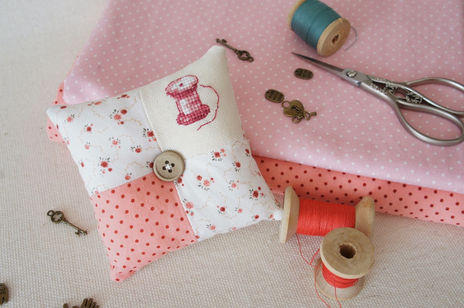 из лоскутков ткани. что можно сделать из маленького куска. сшить пенал из ткани. тканевая сумочка для мелочей. игольница подушка.