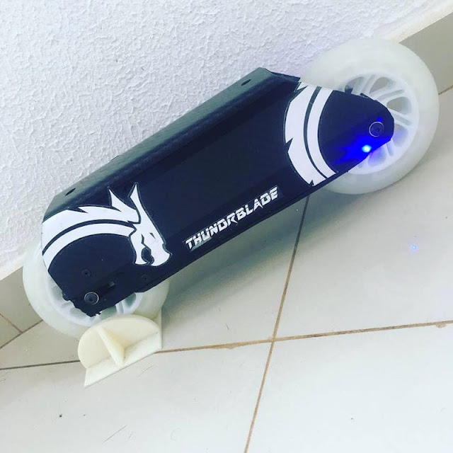 Últimas Tendencias Los patines eléctricos en línea 'Thundrblade' tienen frenos regenerativos