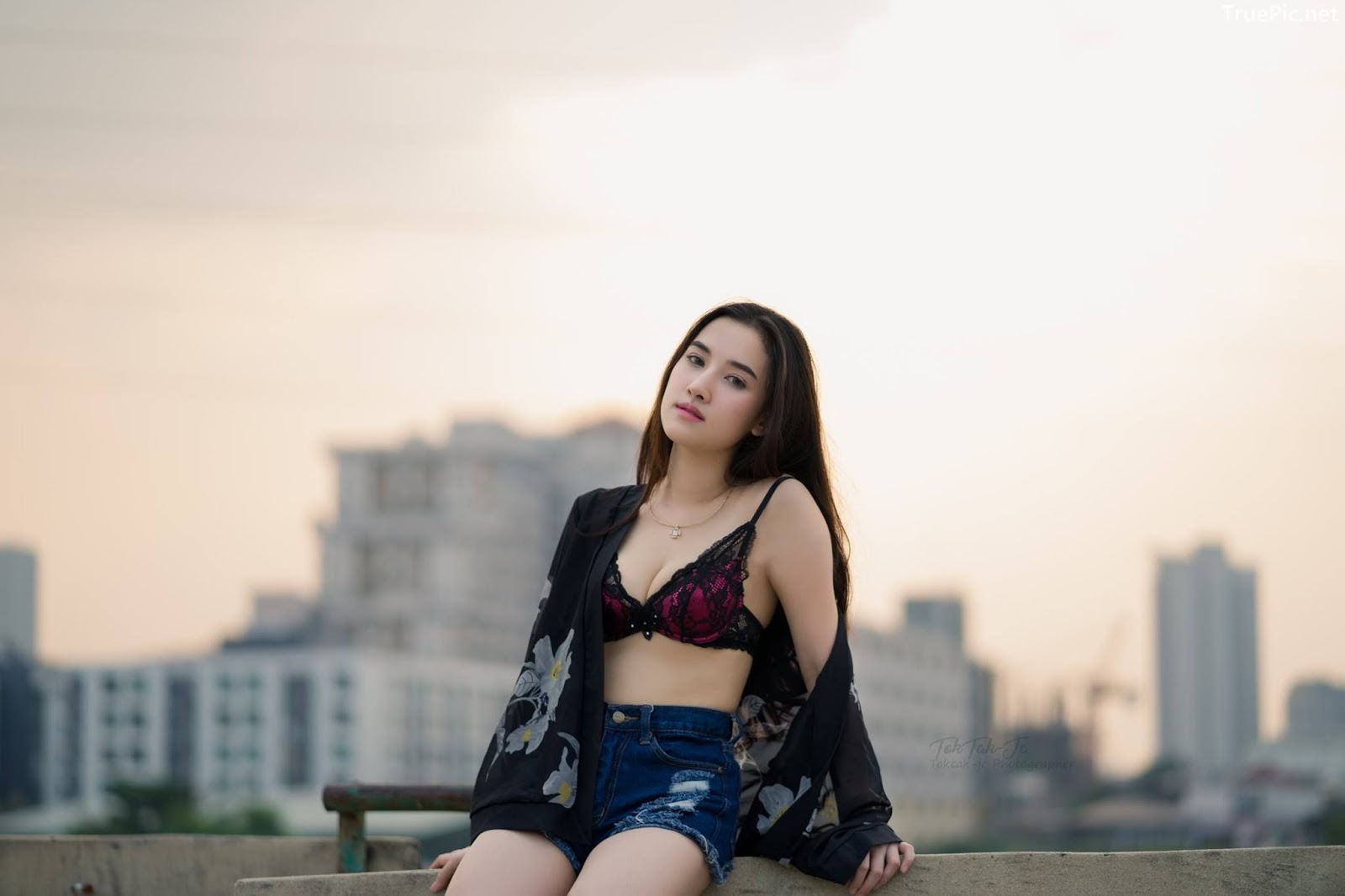 Thailand sexy angel Ploywarin Tippakorn - Black-pink bra and jean on sunset - Picture 19