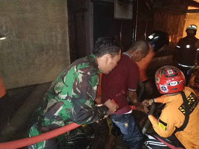 Pasar Nglangon Sragen Terbakar, Babinsa Karangtengah Bantu Padamkan Kobaran api