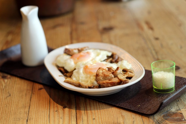 Setas silvestres variadas con huevo, foie y cremoso de patata
