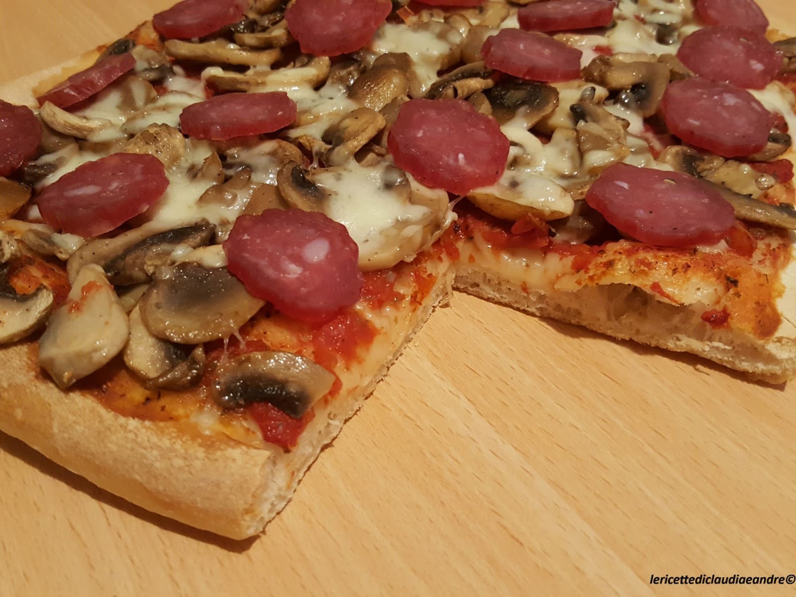 Pizza con funghi, mozzarella e salame strolghino | Ricetta ed ...