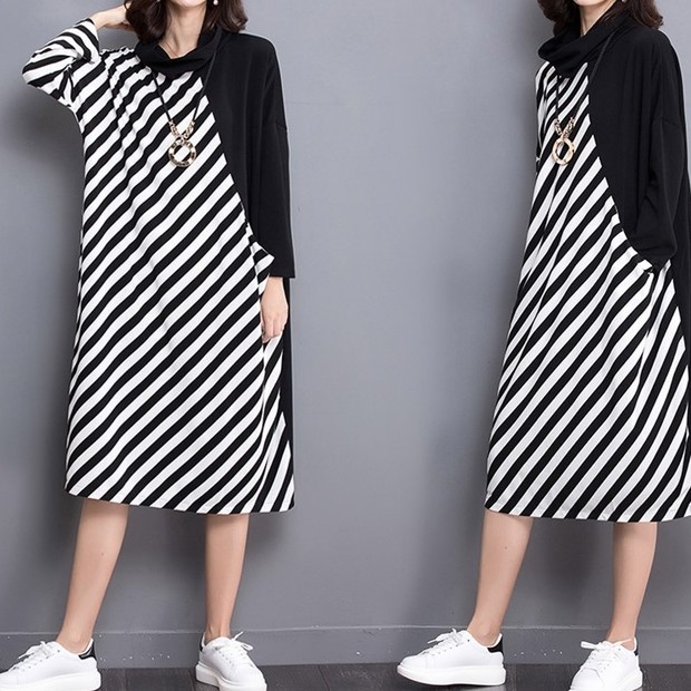 A black and white striped skirt。