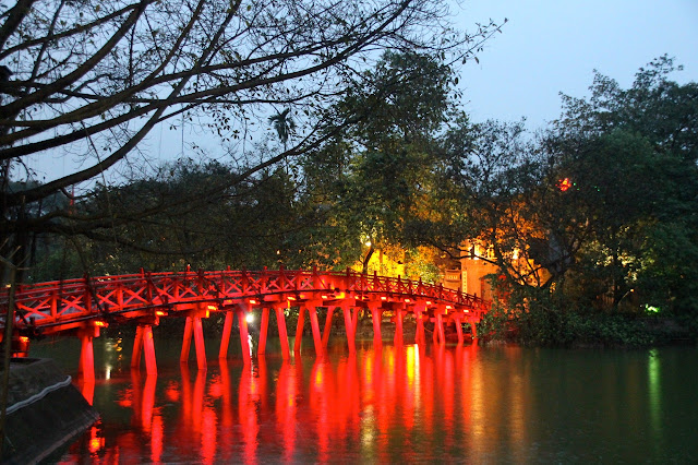 Ponte do lago Hoan Kiem no Vietnã