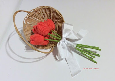 https://conhiloslanasybotones.blogspot.com.es/2018/01/tulipanes-crochet.html