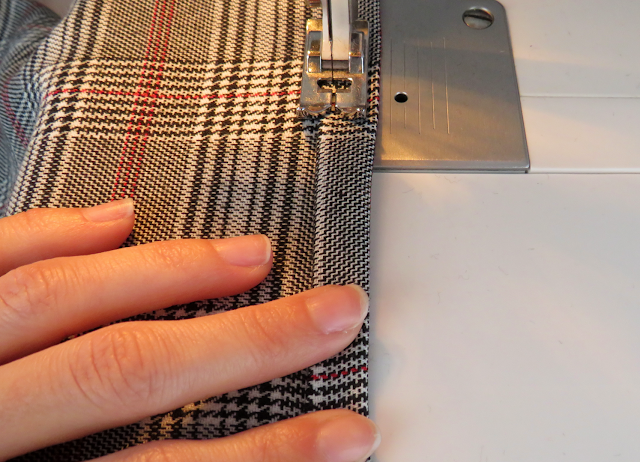 Cosiendo dobladillo a máquina