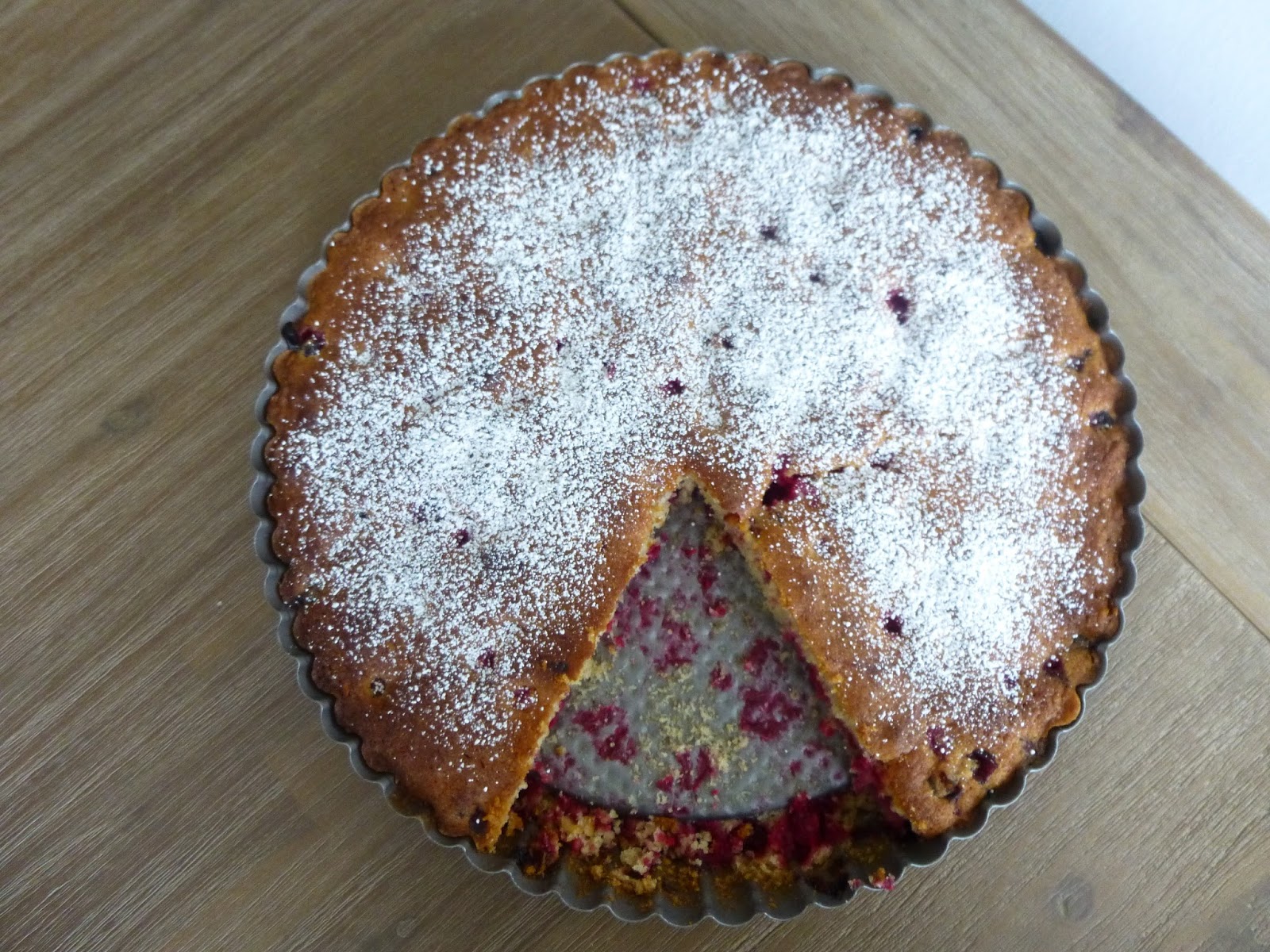 süß und köstlich: Johannisbeertarte mit gemahlenen Nüssen und Zimt ...