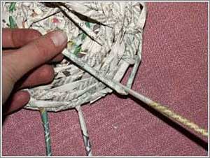 Плетение из газет для начинающих - простая корзина с крышкой