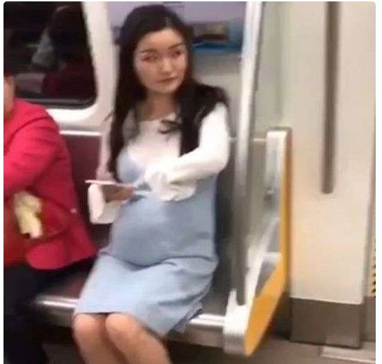 Kelakuan Wanita Hamil yang Masukkan Tangan ke Dadanya Demi Hal ini Bikin Melongo Kelakuan Wanita Hamil yang Masukkan Tangan ke Dadanya Demi Hal ini Bikin Melongo