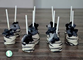 Melina's Rezeptearchiv: Cake-Pops schwarz-weiß-pink mit Blümchen