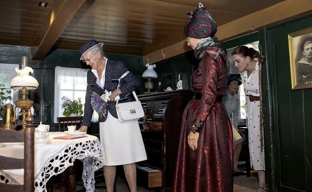 the Queen was welcomed by the mayor of Fanø municipality, Sofie. Queen visited Denmark's smallest orphanage Bakskuld