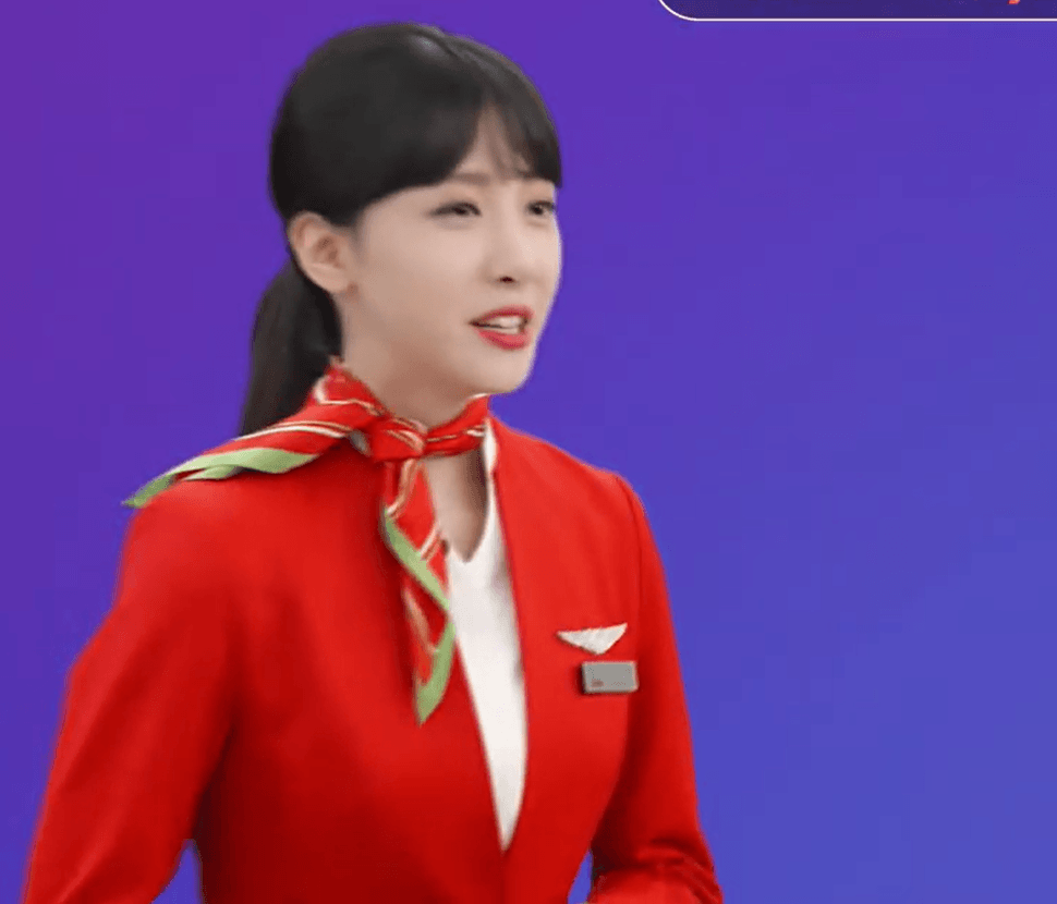 오늘자 CGV QUIZ 영상 속 티웨이 항공 승무원 김민아.GIF
