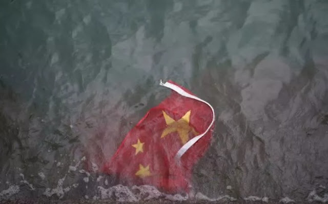 Người biểu tình Hồng Kông giật quốc kỳ ném xuống biển: Báo đảng TQ “sôi gan”, buông 1 câu rợn người