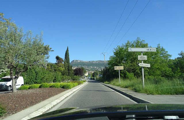 Blaues Auto, Strasse nach Vence mit Gebirge im Hintergrund, Blauer Himmel 