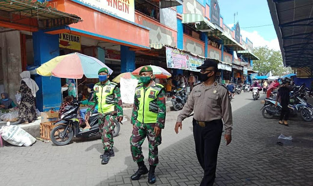 BOJONEGORO, - Dalam rangka memberikan pemahaman menyongsong tatanan baru atau new normal, bersama anggota Polsek, jajaran TNI Koramil 09/Sumberejo, Kodim 0813 Bojonegoro, Jawa Timur, melaksanakan patroli dengan mensosialisasikan tentang protokol kesehatan covid-19 di Pasar Tradisional Kecamatan Sumberejo, Senin (15/6/2020).     Petugas gabungan tersebut, memberikan himbauan kepada pedagang dan pengunjung pasar untuk memperhatikan atau menerapkan protokol kesehatan diantaranya selalu menggunakan masker dalam beraktifitas diluar, menjaga jarak aman atau physical distancing serta membiasakan mencuci tangan pakai sabun dan air mengalir.     “Upaya untuk memutus mata rantai penyebaran virus corona atau covid-19 ini, harus menerapkan disiplin protokol kesehatan, seperti pakai masker, jaga jarak, sering cuci tangan pakai sabun dan air yang mengalir serta menjaga pola hidup bersih,” terang Danramil 0813-09/Sumberejo Kapten Inf Riyanto.     Ditambahkan bahwa kegiatan patroli himbauan penerapan kedisiplinan ini rutin dilakukan oleh pihaknya bersama instansi terkait melalui Babinsa dan Bhabinkamtibmas diwilayah binaan masing-masing.     “Babinsa merupakan ujung tombak satuan kewilayahan, yang memiliki peran serta yang sangat penting dalam pertahanan wilayah aspek darat. Dengan sinergitas bersama ini, harapannya tercipta kondusifitas wilayah dan kita semua bisa terhindar dari wabah covid-19,” pungkasnya. (Jayak)