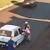 Mulher cai de bicicleta e se machuca ao ser assediada; vídeo