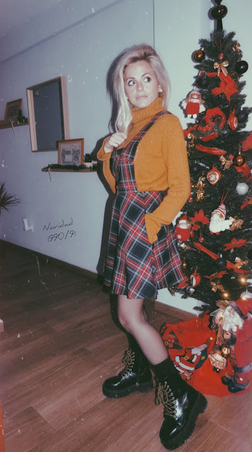 Alejandra Colomera con pichy de tartán negro, jersey color mostaza y botas negras estilo militar