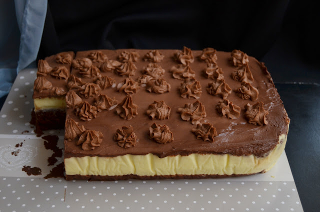 Prajitură cu cremă de vanilie și ciocolată