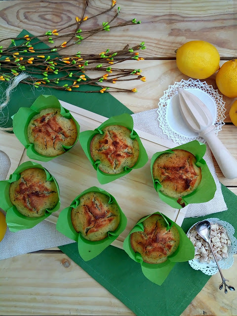 Receta de muffins dulces de calabacín y limón con semillas de amapola. Desayuno, merienda, postre, breakfast, recreo. Sencillos, saludables, ricos fáciles Cuca