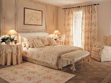 Romantische-schlafzimmer-beige-Farbe-mit-florale-Akzent-Dekor