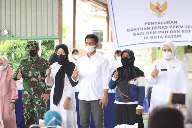 Salurkan Bantuan Beras PPKM di Batu Aji dan Nongsa, Ini Pesan Yang Disampaikan Walikota Batam Salurkan Bantuan Beras PPKM di Batu Aji dan Nongsa, Ini Pesan Yang Disampaikan Walikota Batam