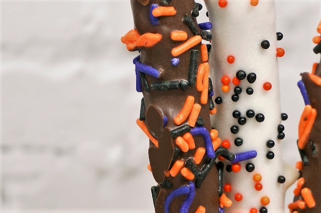 HALLOWEEN CHOCOLATE COVERED PRETZEL RODS