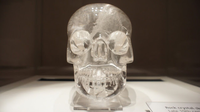 Несмотря на доказанную поддельность черепов, один из них по-прежнему выставляется в Британском музее
