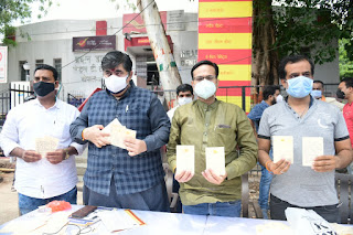 हल्दी चावल लगे पोस्टकार्ड भेजकर, वैक्सीनेशन के लिए जागरूकता बढ़ाने अभियान