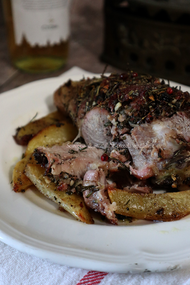 Coscio di tacchino allo speck ed erbe aromatiche al forno