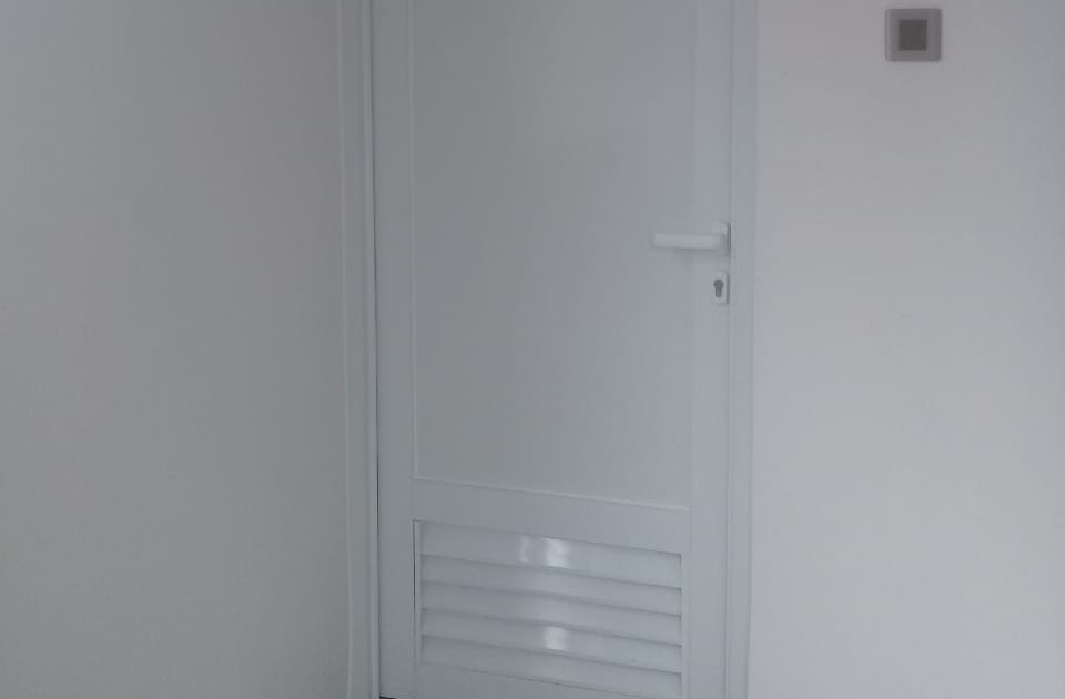 UTAMA ALUMINIUM DAN KACA: Kusen pintu aluminium jalusi panel cipete