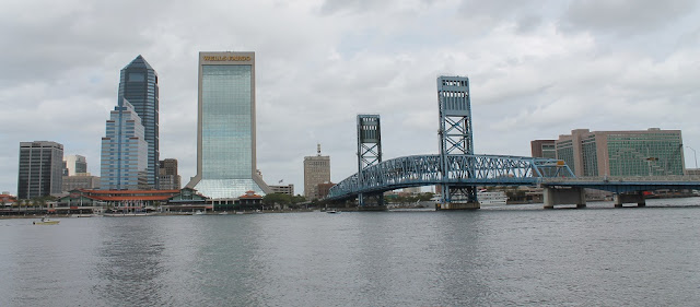 Vista del downtown de Jacksonville desde la orilla sur del Saint Johns River Vista del downtown de Jacksonville desde la orilla sur del Saint Johns River