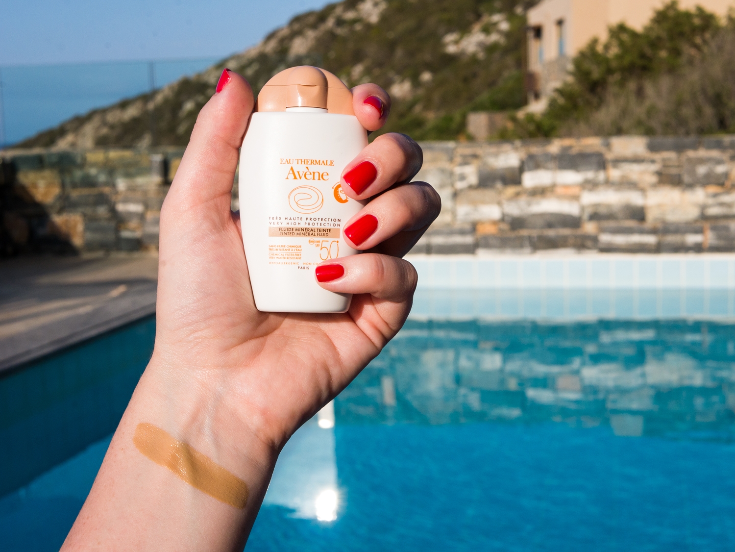 Koloryzujący fluid mineralny SPF 50+ marki Avene