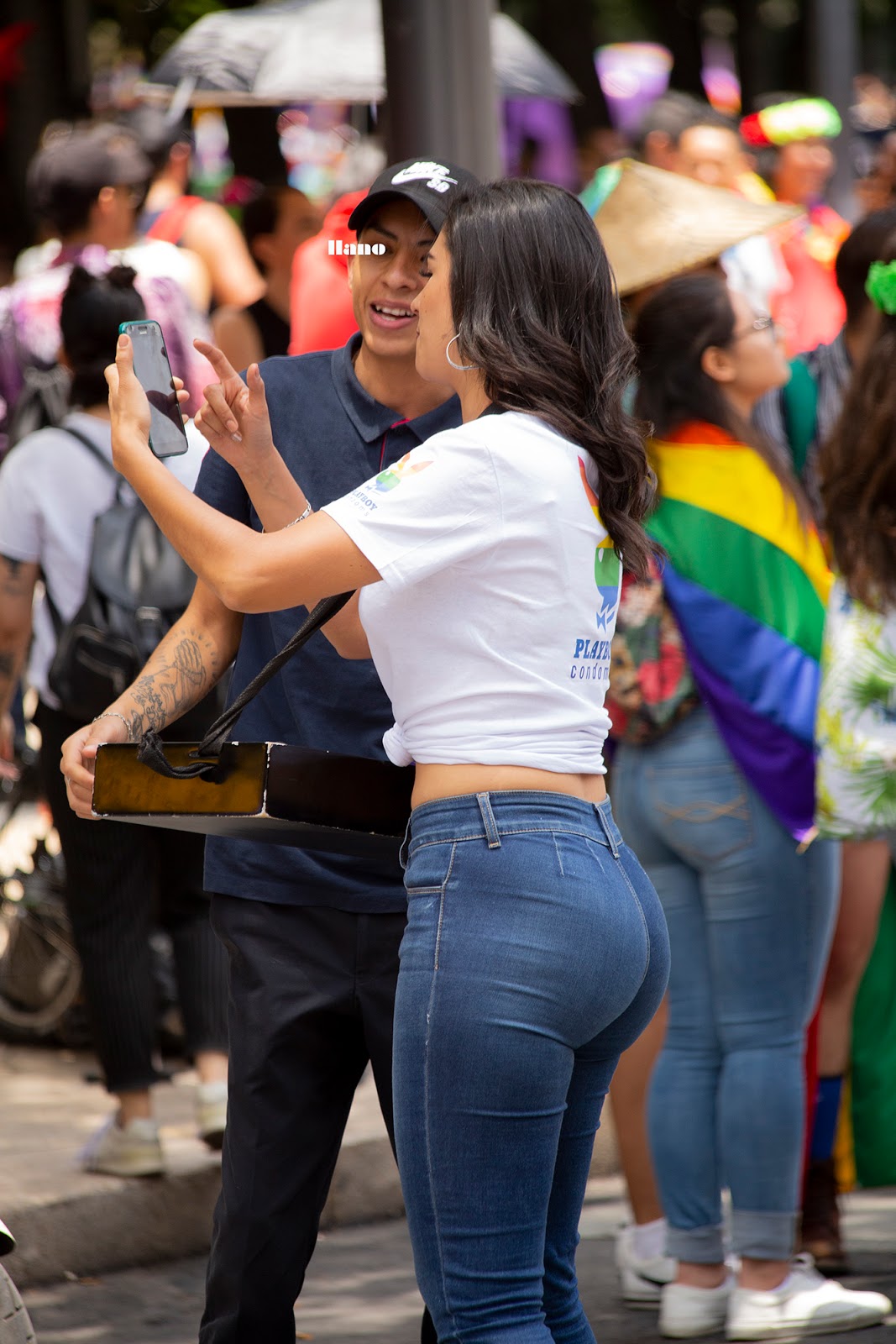 Mujeres nalgonas y hermosas en jeans apretados.