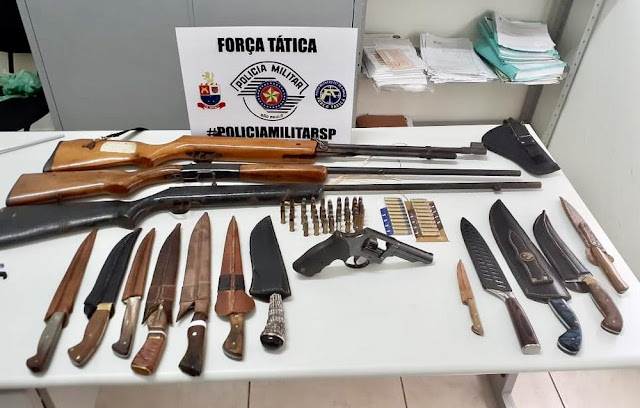 Após denúncia, Força Tática apreende armas de fogo, munições e facas em Regente Feijó Após denúncia, Força Tática apreende armas de fogo, munições e facas em Regente Feijó