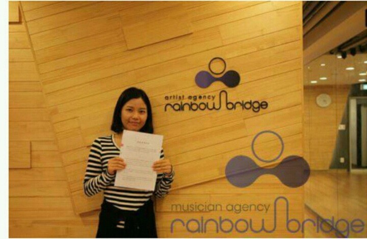 Why doesn't Mamamoo Solar have graduate photos circulating around? - K