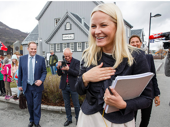 The Norwegian Crown Princess Mette-Marit drives with a train across the country and makes advertising for reading in Oslo