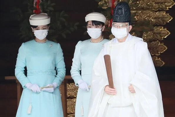 Princess Mako and Princess Kako visited Meiji Jingu shrine. Emperor Meiji and Empress Dowager Shoken. The Princess wore a light blue long dress