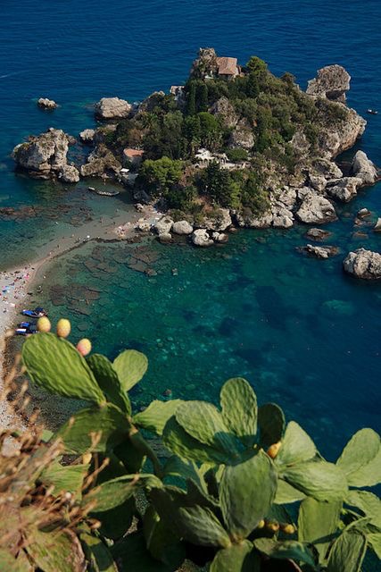 Weekday Wanderlust | Places: Isola Bella, Taormina, Sicily