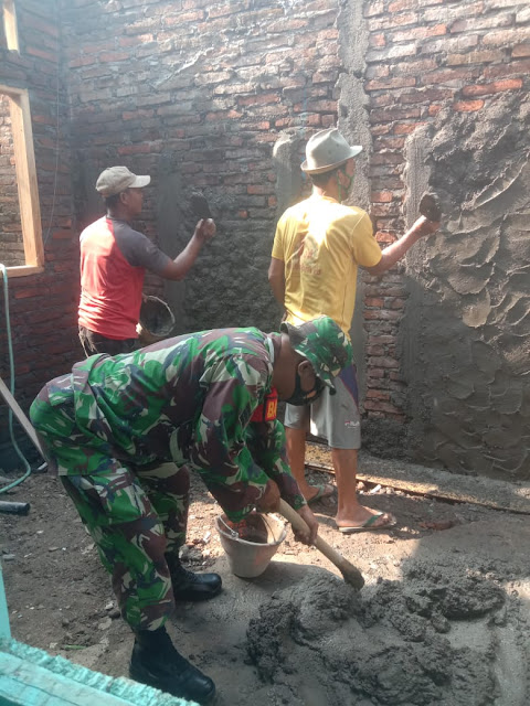 Bangun Keakraban, Babinsa Bantu Pembuatan Rumah Milik Warga Tidak Mampu Bangun Keakraban, Babinsa Bantu Pembuatan Rumah Milik Warga Tidak Mampu